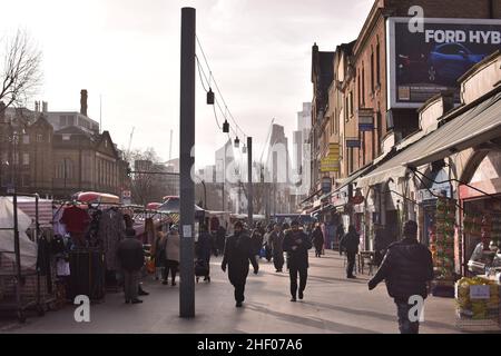 Rue avec des acheteurs, marché de Whitechapel Road dans l'est de Londres au Royaume-Uni. Banque D'Images