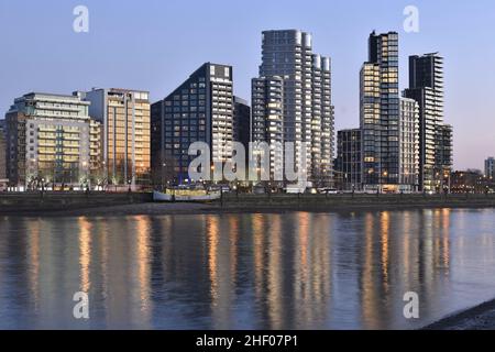 Corniche, Dumont et Merano - développements contemporains à usage mixte qui se reflètent dans la Tamise au crépuscule, Albert Embankment dans le quartier londonien de LLambeth. Banque D'Images