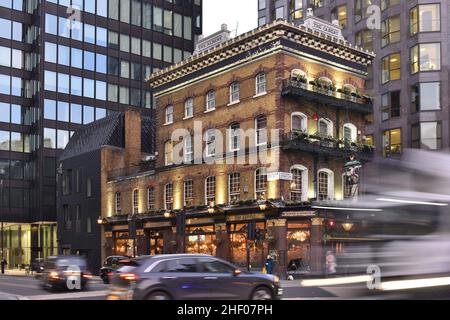 Albert Pub - bâtiment victorien classé de catégorie II et aménagement de bureaux modernes illuminés au crépuscule, Victoria Street Londres UK. Banque D'Images