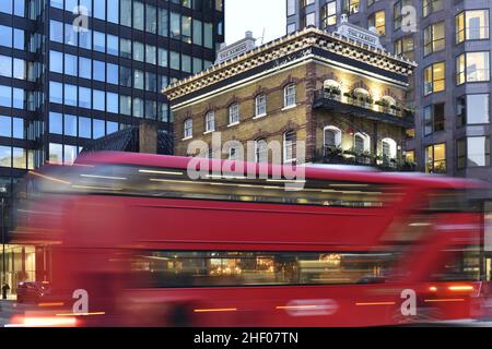 Albert Pub - bâtiment victorien classé de catégorie II et aménagement de bureaux modernes illuminés au crépuscule, Victoria Street Londres UK. Banque D'Images