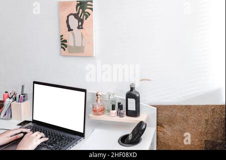 Femme dactylographiant à la main sur ordinateur portable avec écran blanc. Banque D'Images