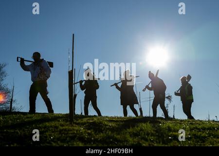 Worcester, Royaume-Uni.13th janvier 2022.Des bénévoles commencent à planter 400 arbres de plantation dans un parc de Worcester City pour marquer les 400 ans de la ville.Worcester participe au projet Queen's Green Canopy, marquant le Jubilé de platine de sa Majesté en 2022, qui invite les gens du Royaume-Uni à « planter un arbre pour le Jubilé ».Crédit : Peter Lophan/Alay Live News Banque D'Images