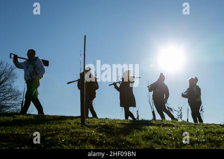 Worcester, Royaume-Uni.13th janvier 2022.Des bénévoles commencent à planter 400 arbres de plantation dans un parc de Worcester City pour marquer les 400 ans de la ville.Worcester participe au projet Queen's Green Canopy, marquant le Jubilé de platine de sa Majesté en 2022, qui invite les gens du Royaume-Uni à « planter un arbre pour le Jubilé ».Crédit : Peter Lophan/Alay Live News Banque D'Images