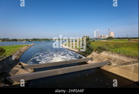 Dinslaken, Rhénanie-du-Nord-Westphalie, Allemagne - estuaire de l'Emscher dans le Rhin.Sur la droite se trouve la centrale au charbon STEAG, à Voerde.Le m Banque D'Images