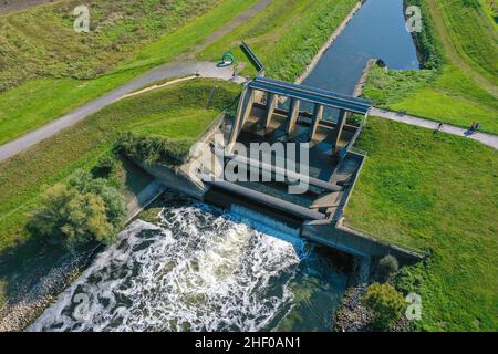 Dinslaken, Rhénanie-du-Nord-Westphalie, Allemagne - estuaire de l'Emscher dans le Rhin.Le point de vente de l'Emscher dans le Rhin sera déplacé de l'almo de Dinslaken Banque D'Images