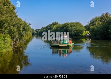 Dorsten, Rhénanie-du-Nord-Westphalie, Allemagne - le ferry de Lippe Baldur traverse la Lippe en été.Les excursions peuvent traverser la Lippe près de Dorsten avec m Banque D'Images