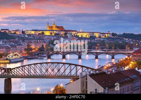 Prague au coucher du soleil.Image du paysage urbain de Prague, capitale de la République tchèque, avec la cathédrale Saint-Vitus et cinq ponts sur la Vltava au soleil d'automne Banque D'Images