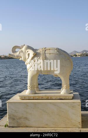 Statue d'éléphant au JAG Mandir Palace sur l'île Jagmandir, lac Pichola, Udaipur, Rajasthan, Inde,Asie du Sud Banque D'Images