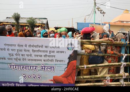 Kolkata, Inde.13th janvier 2022.Les pèlerins se rassemblent lors du festival religieux hindou de Gangasagar Mela sur l'île de Sagar, à environ 150 kilomètres au sud de Kolkata.(Photo de Dipa Chakraborty/Pacific Press) crédit: Pacific Press Media production Corp./Alay Live News Banque D'Images