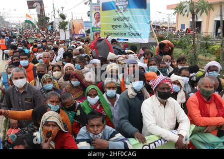 Kolkata, Inde.13th janvier 2022.Les pèlerins se rassemblent lors du festival religieux hindou de Gangasagar Mela sur l'île de Sagar, à environ 150 kilomètres au sud de Kolkata.(Photo de Dipa Chakraborty/Pacific Press) crédit: Pacific Press Media production Corp./Alay Live News Banque D'Images