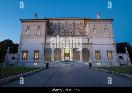 Rome - la façade de la Villa Borghèse au crépuscule. Banque D'Images