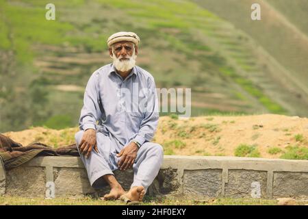 Gilgit, Pakistan - 08 juin 2020 : vieil homme pakistanais avec la barbe blanche dans le Pakol traditionnel Banque D'Images