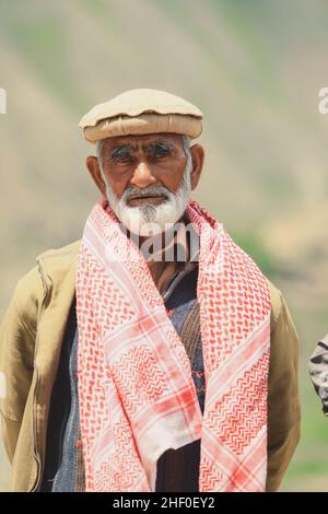 Gilgit, Pakistan - 08 juin 2020 : vieil homme pakistanais avec la barbe blanche dans le Pakol traditionnel Banque D'Images