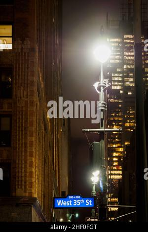 Vie nocturne au coin de West Street, au coeur de Manhattan à New York Banque D'Images