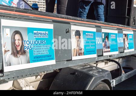 Marseille, France, 13 janvier 2022.Manifestation organisée par les syndicats d'enseignants pour dénoncer "un désordre indescriptible" en raison des mesures du nouveau gouvernement agaisnt Covid-19, à Marseille, dans le sud de la France, le 13 janvier 2022.Selon les prévisions du Snuipp-FSU, le principal syndicat des écoles primaires, 75% des enseignants de l'école primaire ne peuvent pas passer par les portes de l'école le 13 janvier 2022, et la moitié d'entre eux devraient donc être fermés.Photo de Florian Escoffier/ABACAPRESS.COM Banque D'Images