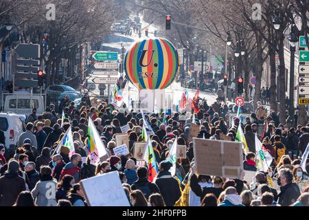 Marseille, France, 13 janvier 2022.Manifestation organisée par les syndicats d'enseignants pour dénoncer "un désordre indescriptible" en raison des mesures du nouveau gouvernement agaisnt Covid-19, à Marseille, dans le sud de la France, le 13 janvier 2022.Selon les prévisions du Snuipp-FSU, le principal syndicat des écoles primaires, 75% des enseignants de l'école primaire ne peuvent pas passer par les portes de l'école le 13 janvier 2022, et la moitié d'entre eux devraient donc être fermés.Photo de Florian Escoffier/ABACAPRESS.COM Banque D'Images