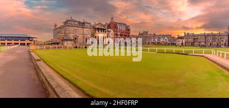 Vue sur le green d'entraînement de l'Old course St. Andrews vers le vert de 18th au coucher du soleil. Banque D'Images