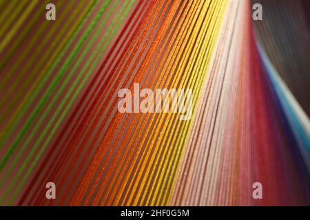 gros plan sur des fils de coton colorés sous la lumière.Magnifique arrière-plan à cordes Banque D'Images
