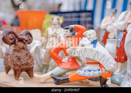 Figurines en porcelaine d'époque sur le marché aux puces.Anciennes figurines soviétiques d'urss, concept de souvenirs collectibles.Objets décoratifs vintage en vente au garage Banque D'Images