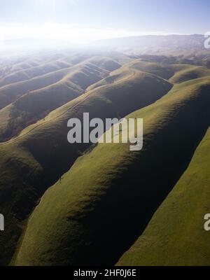La lumière du matin brille sur les collines et les vallées pittoresques et vallonnées de la région de Tri-Valley en Californie du Nord, juste à l'est de la baie de San Francisco. Banque D'Images