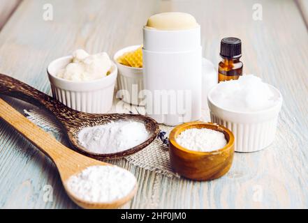 Faire maison bâton de déodorant avec tous les ingrédients naturels concept.Arrière-plan en bois.Ingrédients : poudre d'arrowroot, bicarbonate de soude, cire d'abeille. Banque D'Images