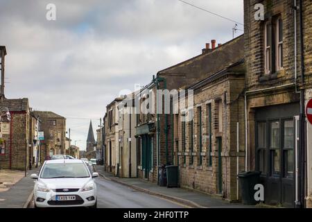 Thornton est un village situé dans le quartier métropolitain de la ville de Bradford, dans le West Yorkshire, en Angleterre.Il se trouve à l'ouest de Bradford, et avec Allerton voisin, a une population totale de 15 004 résidents, augmentant à 17 276 au recensement de 2011] ses résidents les plus célèbres étaient les Brontës.Le centre préservé du village conserve le caractère d'un village typique de Pennine, avec des maisons en pierre avec des toits en pierre.Les zones environnantes se composent de logements plus modernes, encore isolés du reste de la ville de Bradford par des champs verts. Banque D'Images