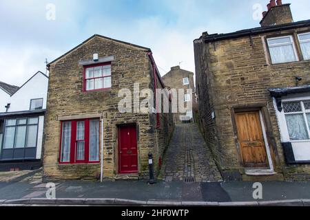 Thornton est un village situé dans le quartier métropolitain de la ville de Bradford, dans le West Yorkshire, en Angleterre.Il se trouve à l'ouest de Bradford, et avec Allerton voisin, a une population totale de 15 004 résidents, augmentant à 17 276 au recensement de 2011] ses résidents les plus célèbres étaient les Brontës.Le centre préservé du village conserve le caractère d'un village typique de Pennine, avec des maisons en pierre avec des toits en pierre.Les zones environnantes se composent de logements plus modernes, encore isolés du reste de la ville de Bradford par des champs verts. Banque D'Images