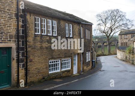 Thornton est un village situé dans le quartier métropolitain de la ville de Bradford, dans le West Yorkshire, en Angleterre.Il se trouve à l'ouest de Bradford, et avec Allerton voisin, a une population totale de 15 004 résidents, augmentant à 17 276 au recensement de 2011] ses résidents les plus célèbres étaient les Brontës.Le centre préservé du village conserve le caractère d'un village typique de Pennine, avec des maisons en pierre avec des toits en pierre.Les zones environnantes se composent de logements plus modernes, encore isolés du reste de la ville de Bradford par des champs verts. Banque D'Images