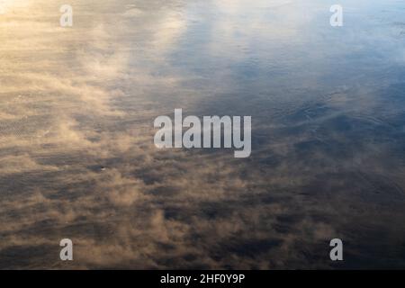 Au-dessus de la vue de la vapeur s'échappe de l'eau.Brouillard par temps froid en hiver à la lumière du soleil Banque D'Images