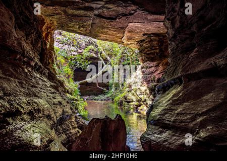 Rivière traversant une grotte de pierre dans la forêt tropicale de Carrancas à Minas Gerais, Brésil Banque D'Images