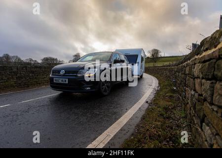 Les véhicules négocient le A6033 au-dessus du village Pennine d'Oxenhope lors d'une matinée froide de janvier dans le West Yorkshire, Royaume-Uni. Banque D'Images