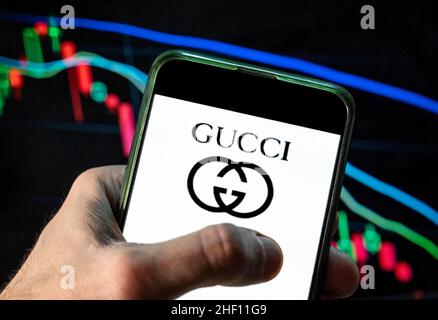 Hong Kong, Chine.4th décembre 2021.Dans cette illustration, le logo Gucci de la marque italienne de luxe affiché sur un smartphone avec un graphique de l'indice boursier économique en arrière-plan.(Credit image: © Budrul Chukrut/SOPA Images via ZUMA Press Wire) Banque D'Images