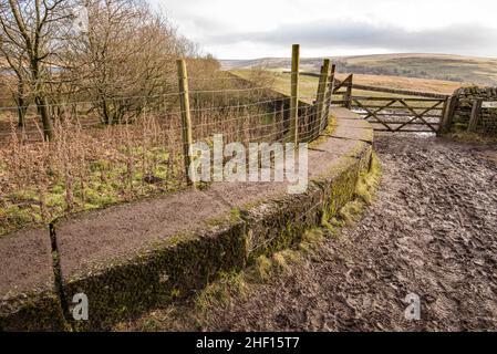 Réservoir Grimwith près de Grassington.L'extrémité ouest du mur du barrage périphérique du réservoir. Banque D'Images