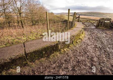 Réservoir Grimwith près de Grassington.L'extrémité ouest du mur du barrage périphérique du réservoir. Banque D'Images