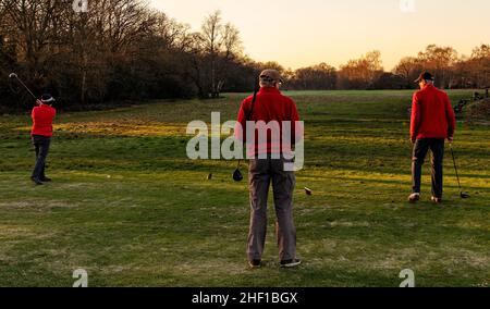 Wimbledon Common, Londres, Royaume-Uni ; le parcours de golf, situé sur un terrain commun où les golfeurs doivent porter des hauts rouges pour la sécurité Banque D'Images