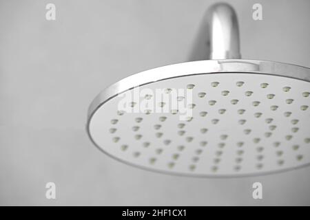 Robinet mélangeur de douche calcifiée sale, robinet avec tartre, plaque d'eau, douche chromée, photo rapprochée. Banque D'Images