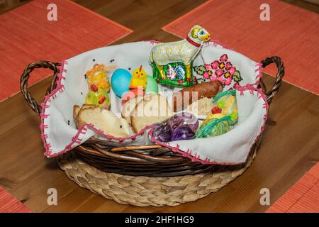 La bénédiction des paniers de Pâques, est l'une des traditions polonaises les plus durables et les plus aimées le samedi Saint pendant Pâques. Banque D'Images