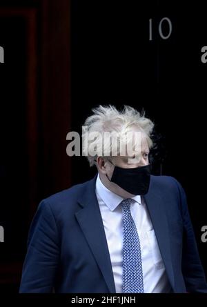 Le Premier ministre britannique Boris Johnson quitte le 10 Downing Street pour une difficile question des premiers ministres à la Chambre des communes, le 12th janvier 2022 Banque D'Images