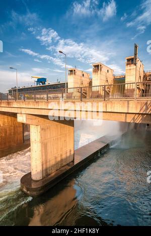 Vidange de l'eau du barrage hydroélectrique. Banque D'Images