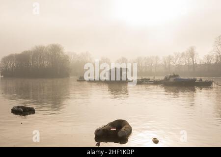 Londres, Angleterre, Royaume-Uni.13 janvier 2022.Une journée brumeuse sur la Tamise à Londres © Benjamin John/ Alamy Live News. Banque D'Images