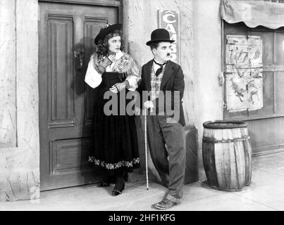 CHARLIE CHAPLIN et PAULETTE GODDARD dans LE GRAND DICTATEUR (1940), dirigé par CHARLIE CHAPLIN.Crédit: ARTISTES UNIS / Album Banque D'Images