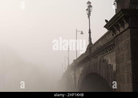 Londres, Angleterre, Royaume-Uni.13 janvier 2022.Une journée de brouillard sur la Tamise au pont Kew à Londres © Benjamin John/ Alay Live News. Banque D'Images