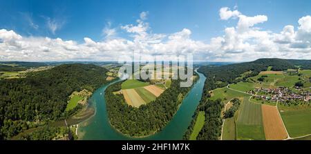 Vue aérienne du drone de la boucle du Rhin et de la sinuosité à Toesegg dans le canton de Zurich, Suisse (grand fichier mis en place) Banque D'Images