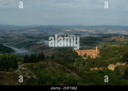 Italie.Toscane, province de Sienne, Asciano, Abbaye de Monte Oliveto Maggiore, monastère bénédictin, vue de dessus Banque D'Images