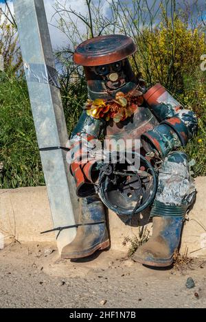 Personnage figure sur le secteur C à Camposol, région de Murcia, Costa Calida, Espagne.Une ville populaire avec les anciens pats britanniques.Programme communautaire.Pot de fleurs homme Banque D'Images