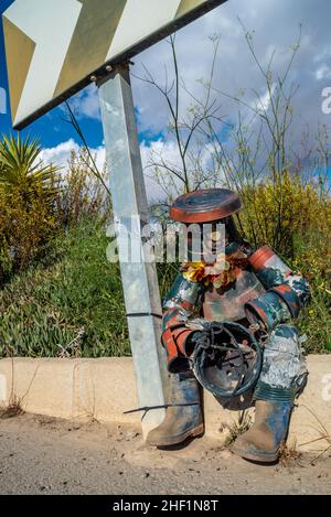 Personnage figure sur le secteur C à Camposol, région de Murcia, Costa Calida, Espagne.Une ville populaire avec les anciens pats britanniques.Programme communautaire.Pot de fleurs homme Banque D'Images