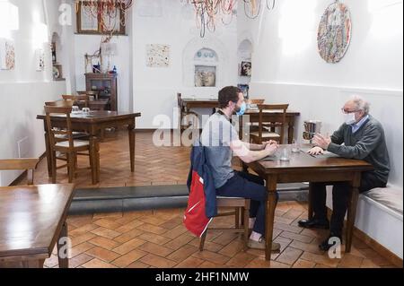 Italie, région Toscane, Arezzo, 18 mai 2020 : réouverture en Italie après l'urgence du coronavirus.Restaurants, bars, magasins, barbershops, salons de beauté,mus Banque D'Images