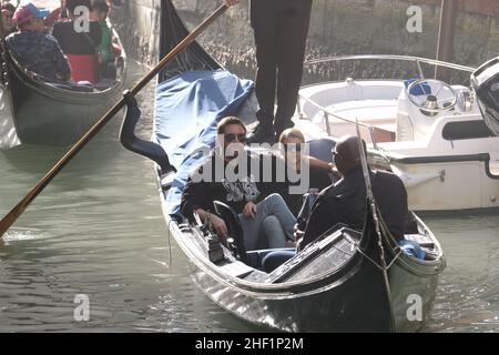 Scott Disick et Sofia Richie se sont coudés sur une gondole à Venise, en Italie, le 17 octobre 2017 Banque D'Images