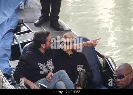 Scott Disick et Sofia Richie se sont coudés sur une gondole à Venise, en Italie, le 17 octobre 2017 Banque D'Images