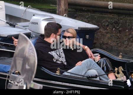 Scott Disick et Sofia Richie se sont coudés sur une gondole à Venise, en Italie, le 17 octobre 2017 Banque D'Images